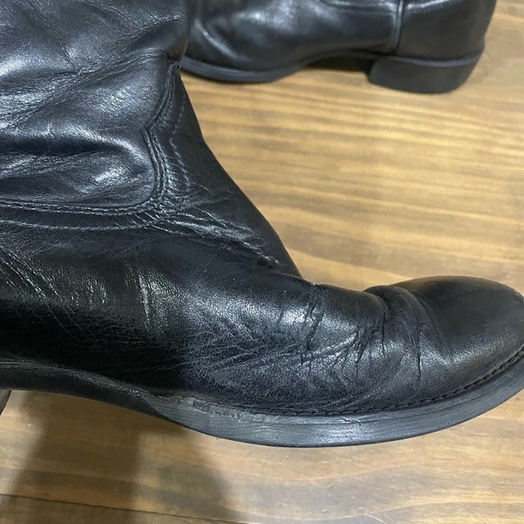 Men’s gently worn western boots in black. Any defects are shown in pictures.